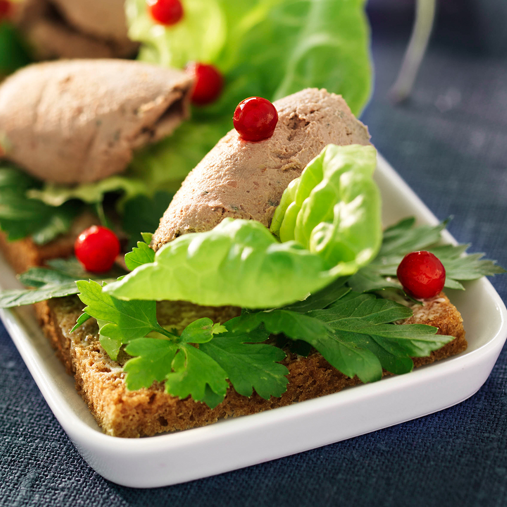 Kycklinglevermousse-toppad-med-lingon