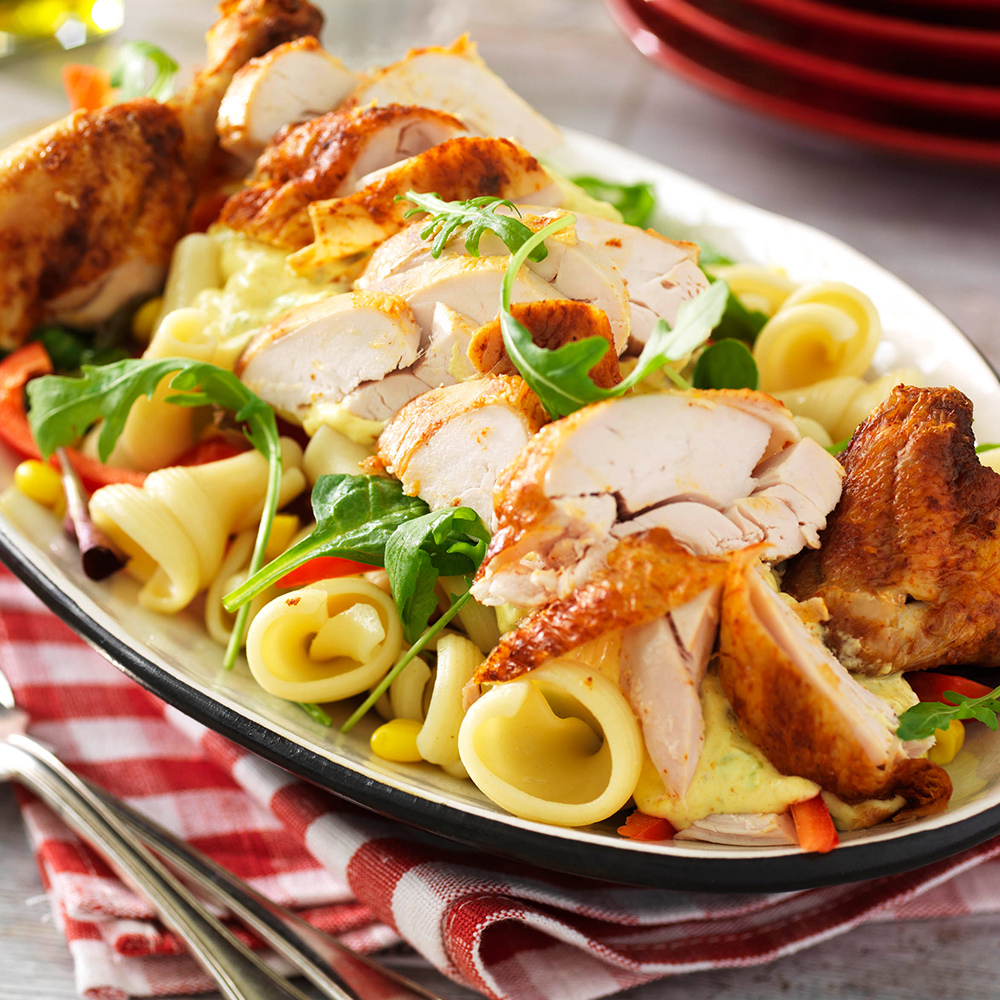 Höstsallad med pasta, kyckling, majs och nötter