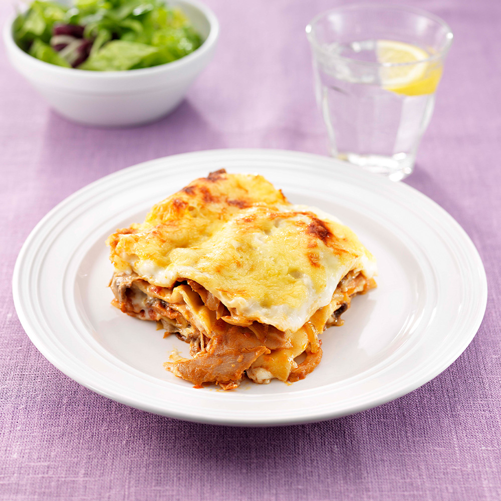 Lasagne-på-kycklingkebab,-tomat,-lök-och-champinjoner
