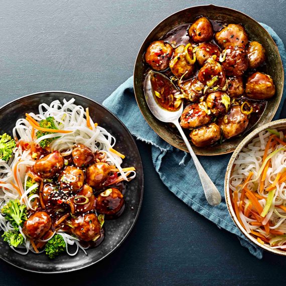 Grekiska kycklingfärsbiffar med fetaost och citronyoghurt Kyckling från Kronfågel