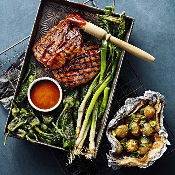 Grillad minutfilé – servera med grillat potatispaket och romescosås.