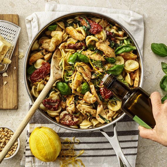 KRÄMIG KYCKLINGPASTA med soltorkade tomater och spenat