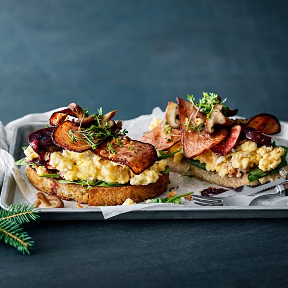 Stekt levainbröd med äggröra och kycklingbacon